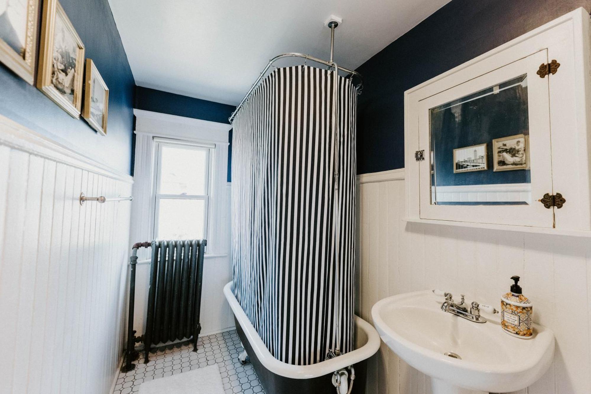 Апартаменты Retro Gem Box Victorian Steps From Irvine Park Сент-Пол Экстерьер фото